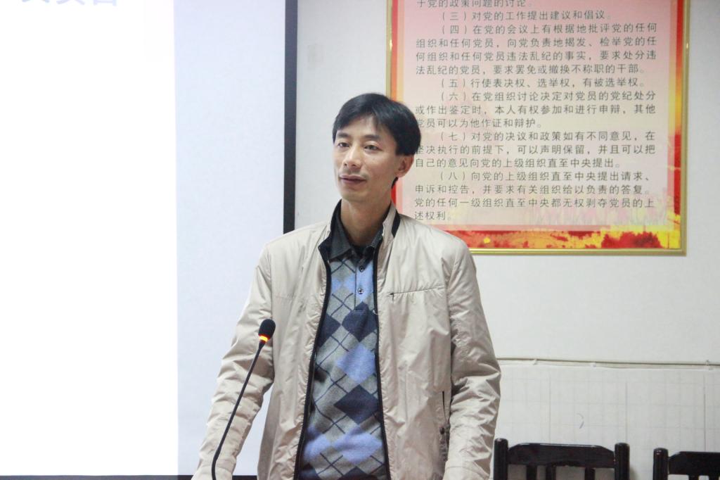 图三 张晓林副经理授课(李久阳)