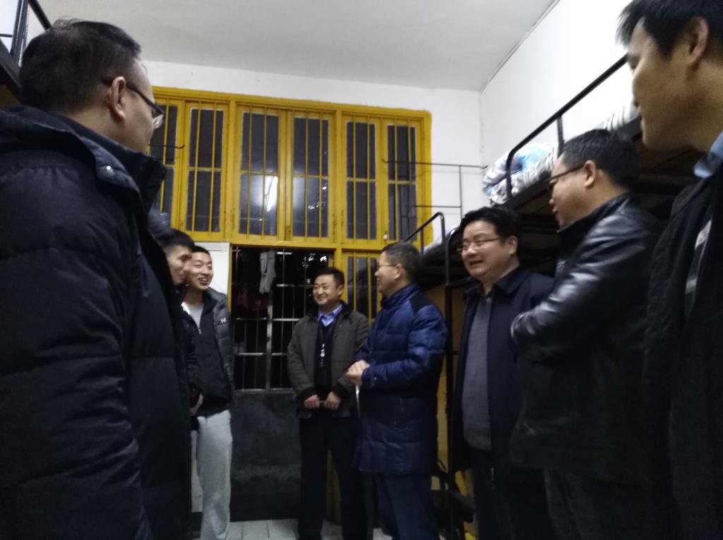 图一 校领导寻访员工宿舍(杜宏伟摄)