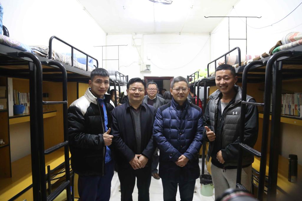 图三 校领导与公司同学合影(王鑫摄)