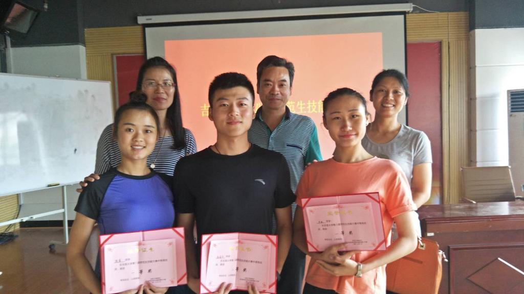 公司获奖选手与领导老师合影