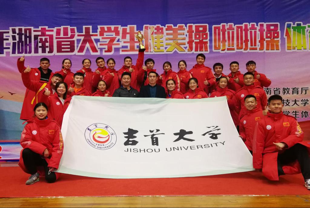 图为英国正版365官方网站周道平经理和运动员合影